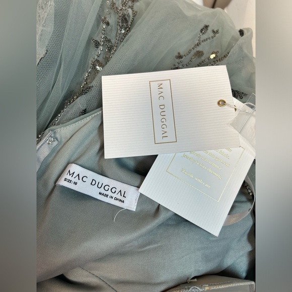 Mac Duggal 20295 Embellished V-Neck Long Sleeve A-Line Gown Size 16 NWT Platinum - Picture 4 of 5